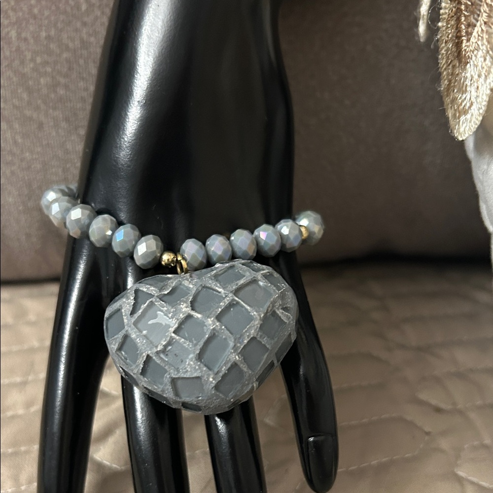 NWOT Elegant  hand made Gray Beaded Bracelet with heart
